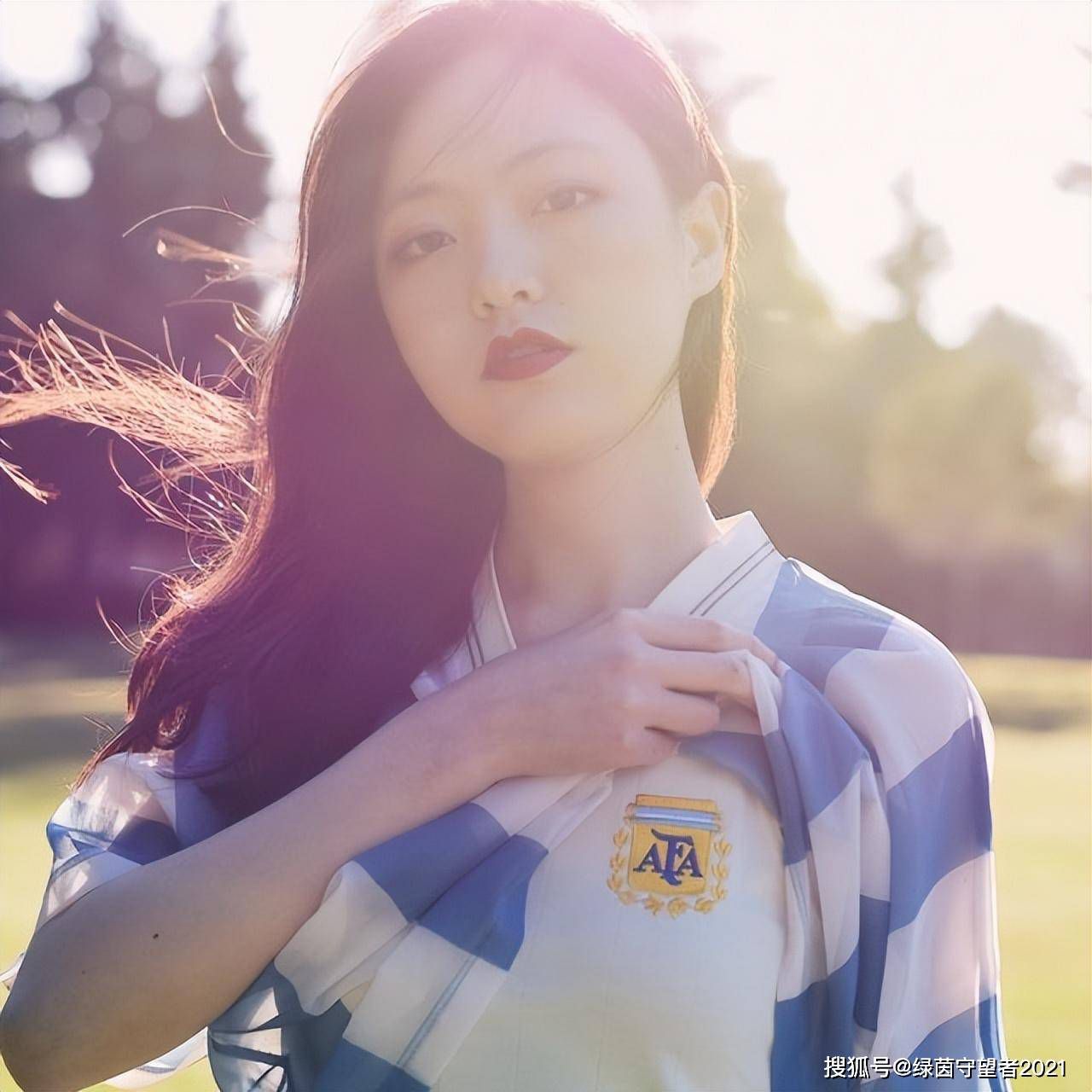 我心里冒出的第一个念头是听起来像是吃人，但我什么也没有说，因为我不愿意伤害伯爵虽然我的学习成绩一塌糊涂，却仍有几位长官认为，我可以被造就成一名军官作为激励，也可能是为了让我认可他们的观点，即我具有一定的领导才能，他们把我提升为陆军一等兵，让我负责管理一个楼层。